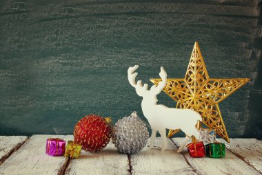 Yılbaşı süsleri ve beyaz raindeer