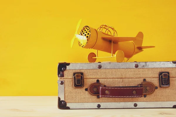Винтажная желтая игрушечная плоскость — стоковое фото