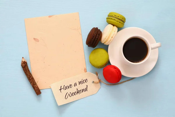 Vista superior da xícara de café com macaroons coloridos — Fotografia de Stock