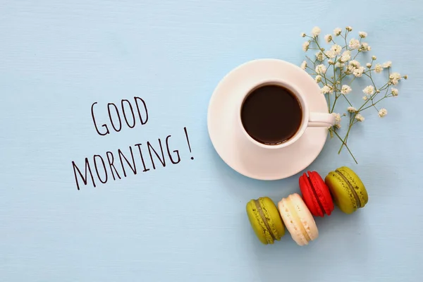 Taza de café con macarrones coloridos — Foto de Stock