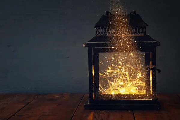 Огни внутри старого фонаря — стоковое фото
