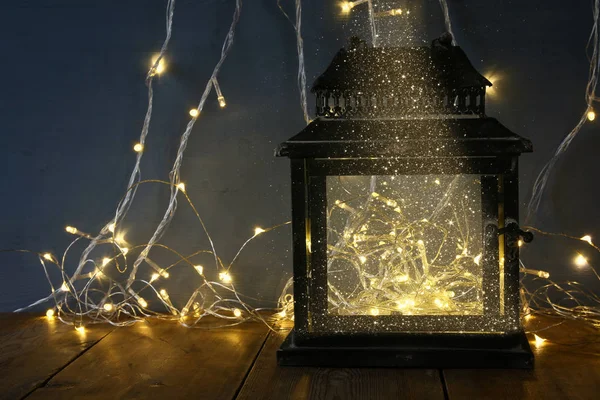 Licht binnen de oude lantaarn — Stockfoto