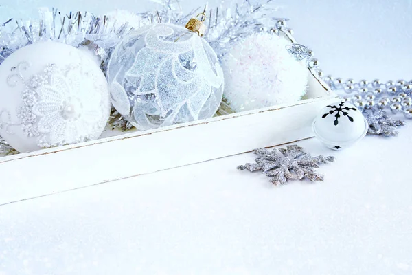 Obrázek vánoční slavnostní strom bílá koule dekorace — Stock fotografie