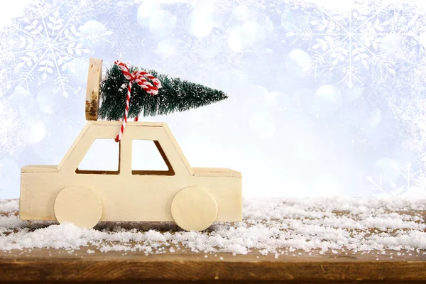 Auto die een kerstboom — Stockfoto