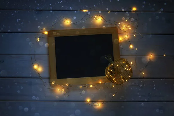 Leeg schoolbord en decoratieve gouden apple — Stockfoto