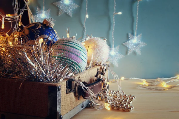 Decoraciones navideñas festivas — Foto de Stock