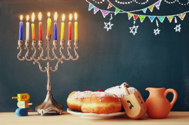 Yahudi tatil Hanukkah menorah ile