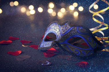 Mardi gras maskesi glitter arka plan üzerinde