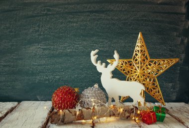 Yılbaşı süsleri ve beyaz raindeer