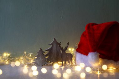 Düşük anahtar görüntü ahşap Noel ağacı ve geyik