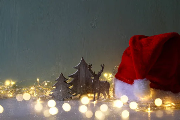 Bild von hölzernem Weihnachtsbaum und Hirsch — Stockfoto