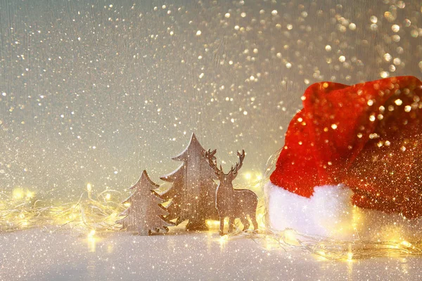Arbre de Noël en bois et cerf avec guirlande lumières — Photo