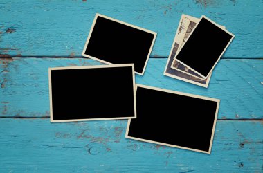 boş resim çerçeveleri üstten görünüm ahşap arka plan üzerinde