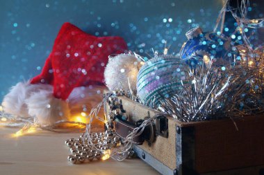 düşük anahtar Noel şenlikli süslemeleri görüntüyü kapat