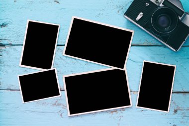 eski kamera yanındaki boş fotoğraf çerçeveleri