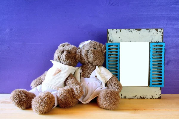 Photo of cute couple teddy bear next to empty frame — Stock Photo, Image