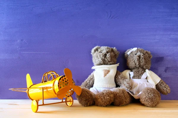 Foto de avión de juguete vintage y un par de osos de peluche lindos — Foto de Stock