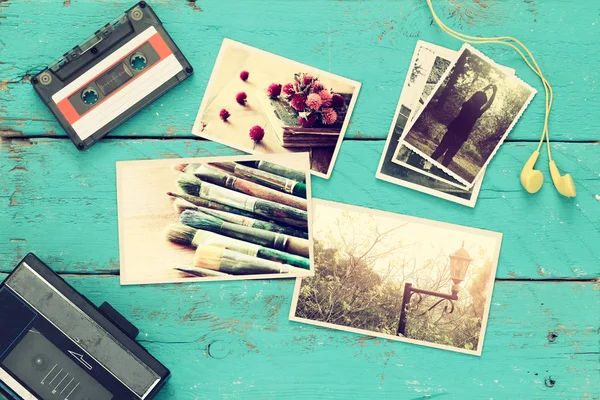 Top view of photo frames next to old tape recorder — Stock Photo, Image