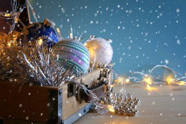 düşük anahtar Noel şenlikli süslemeleri görüntüyü kapat