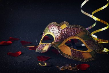 glitter arka plan üzerinde zarif Venedik, mardi gras maskesi