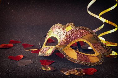 glitter arka plan üzerinde zarif Venedik, mardi gras maskesi