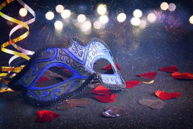 glitter arka plan üzerinde zarif Venedik, mardi gras maskesi