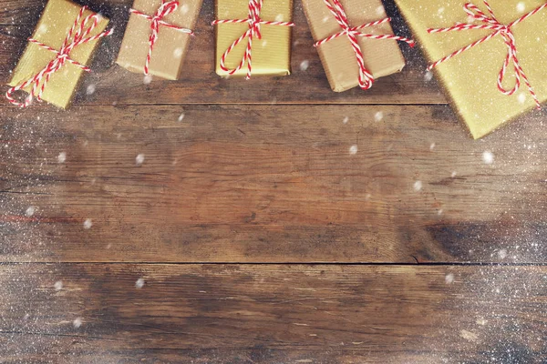 Colocación plana de cajas de regalo hechas a mano sobre fondo de madera —  Fotos de Stock