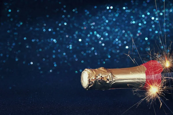 シャンパンのボトルとお祝いライトのイメージ — ストック写真