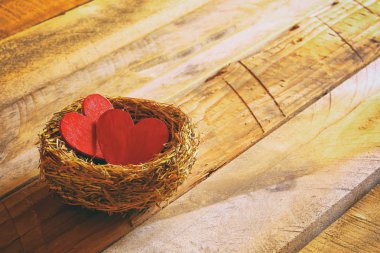 Sevgiliye arka plan. Çift yuvaya kırmızı kalplerin