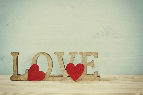 День святого Валентина фон. Слово ЛЮБОВЬ из деревянных букв — стоковое фото