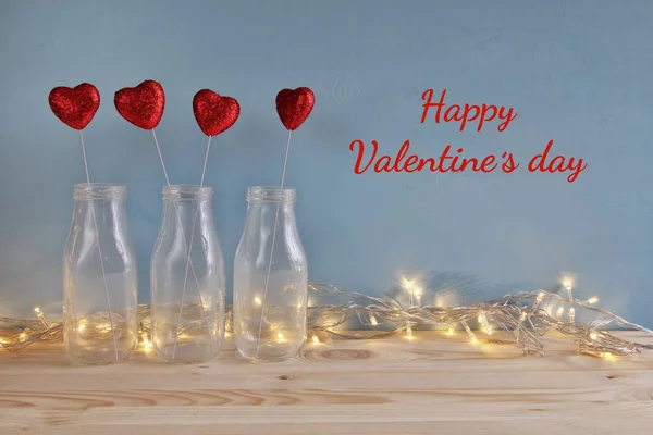 Walentynki-dzień tła. Brokatowe serduszka w wazony szklane — Zdjęcie stockowe