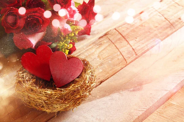 Beautiful bouquet of roses and couple of red hearts — Stock Photo, Image