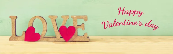 Valentijnsdag achtergrond. Woord liefde uit houten letters — Stockfoto