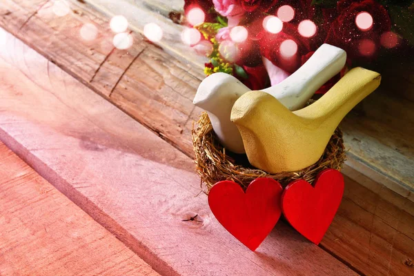 Fondo del día de San Valentín. Pareja de corazones y dos pájaros — Foto de Stock