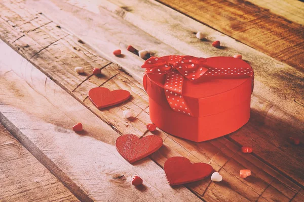 День святого Валентина фон. Красные сердца и коробка подарков — стоковое фото
