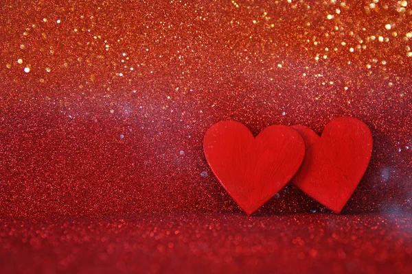 Dia dos Namorados fundo. Corações vermelhos de madeira — Fotografia de Stock
