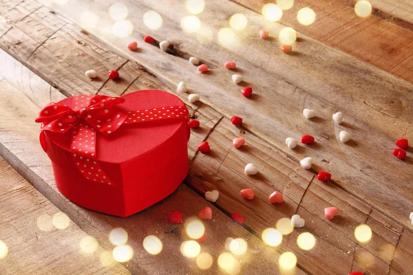 Fondo del día de San Valentín. Corazones rojos y caja actual — Foto de Stock