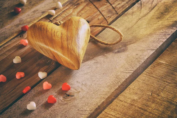 Valentijnsdag achtergrond. hart op houten tafel — Stockfoto