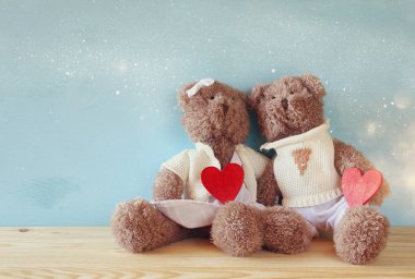 Holding kalpler birkaç şirin oyuncak ayılar