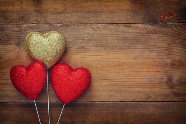 Fondo del día de San Valentín. Un par de corazones de purpurina roja — Foto de Stock