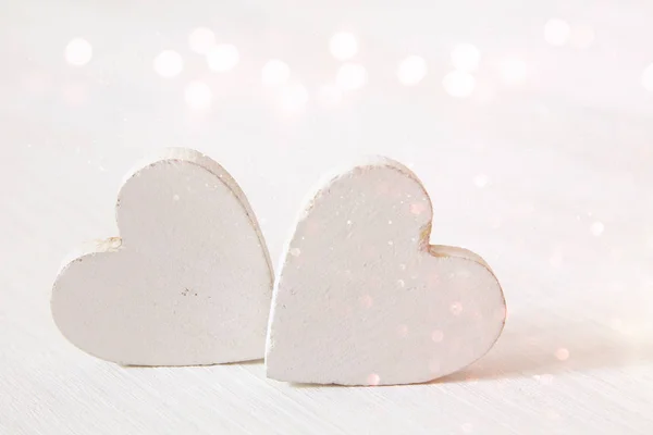 Fondo del día de San Valentín. Pareja de corazones de madera —  Fotos de Stock