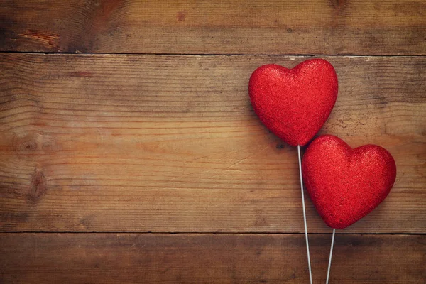 Alla hjärtans dag bakgrund. Par röda glitter hjärtan — Stockfoto