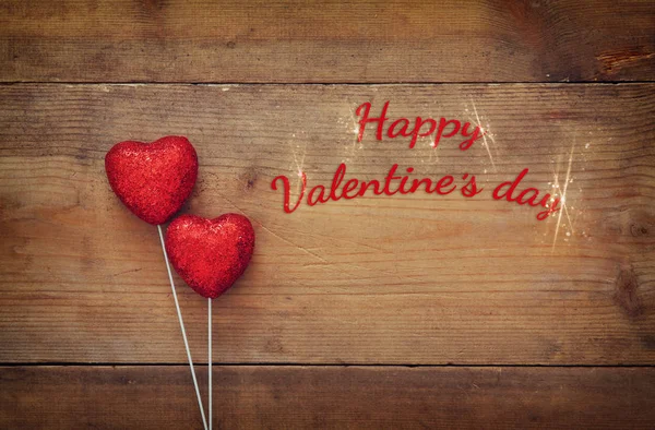 Walentynki-dzień tła. Para serc czerwonym brokatem — Zdjęcie stockowe