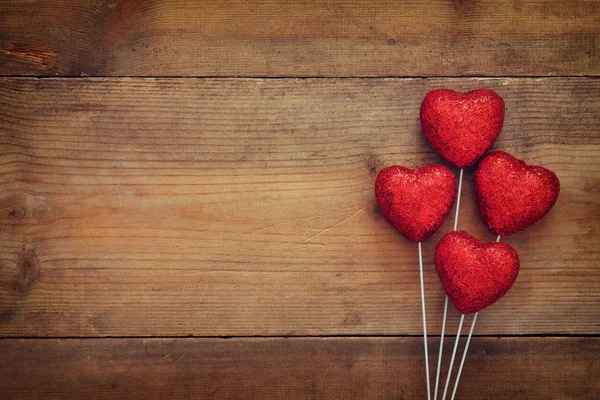 Dia dos Namorados fundo. Um par de corações vermelhos brilhantes — Fotografia de Stock