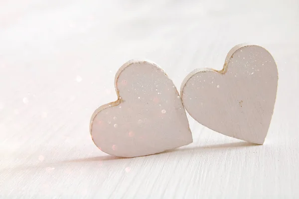 Valentijnsdag achtergrond. Paar houten harten — Stockfoto