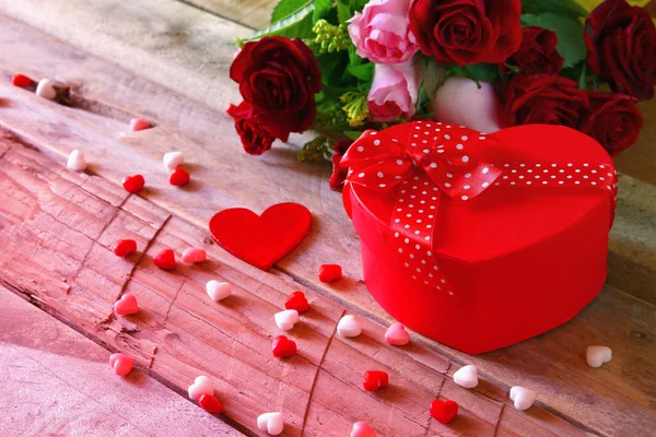 Dia dos Namorados fundo. corações vermelhos e caixa de presente — Fotografia de Stock