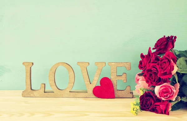 Słowo miłość od litery i czerwone serce — Zdjęcie stockowe
