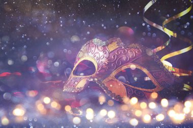 glitter arka plan üzerinde zarif Venedik, mardi gras maskesi