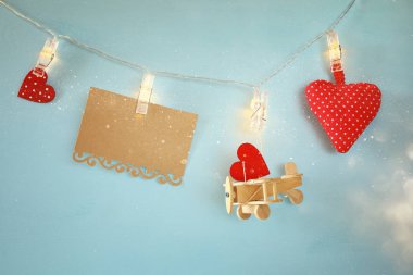 Ahşap uçak, kalp, boş mektup garland üzerinde asılı