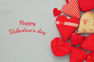 Çeşitli ahşap ve kumaş Kalpler